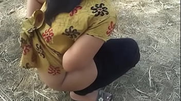 Mona’s Indian Aunty Pisses Wild In The Open